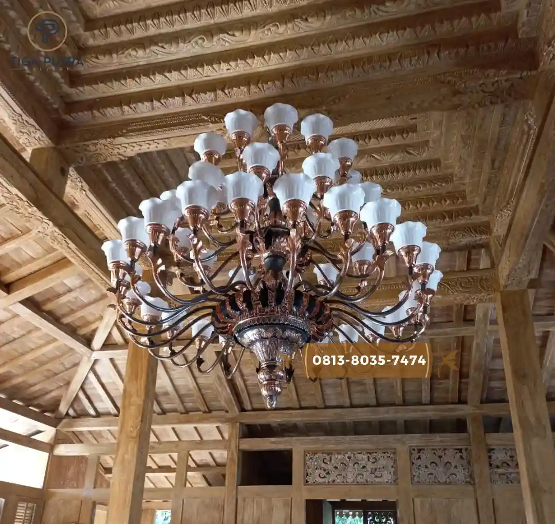 Karya Seni Lampu Gantung Joglo Berbahan Tembaga