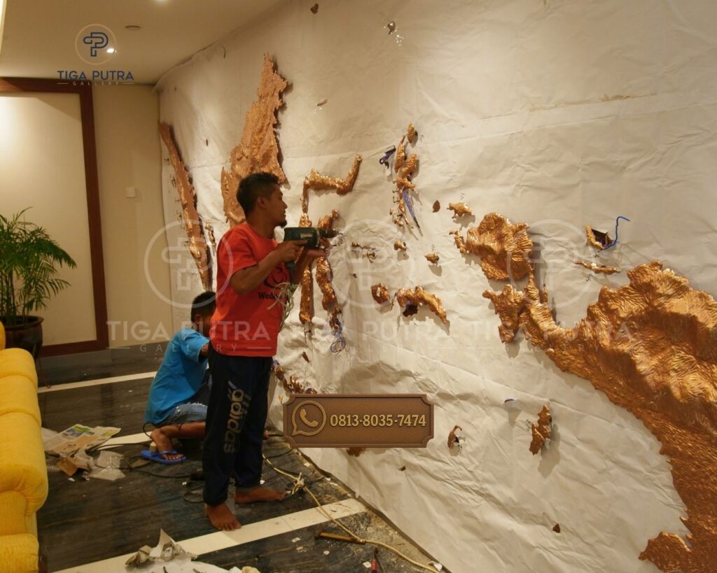PEMASANGAN RELIEF PETA TEMBAGA