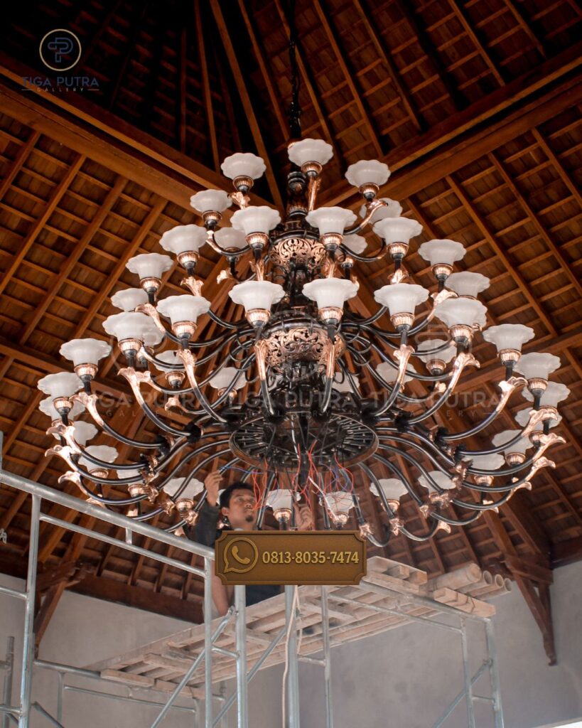 Pemasangan lampu pendopo besar