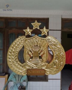 Logo Tribrata Kuningan 60 cm Karya Pengrajin Tembaga Boyolali