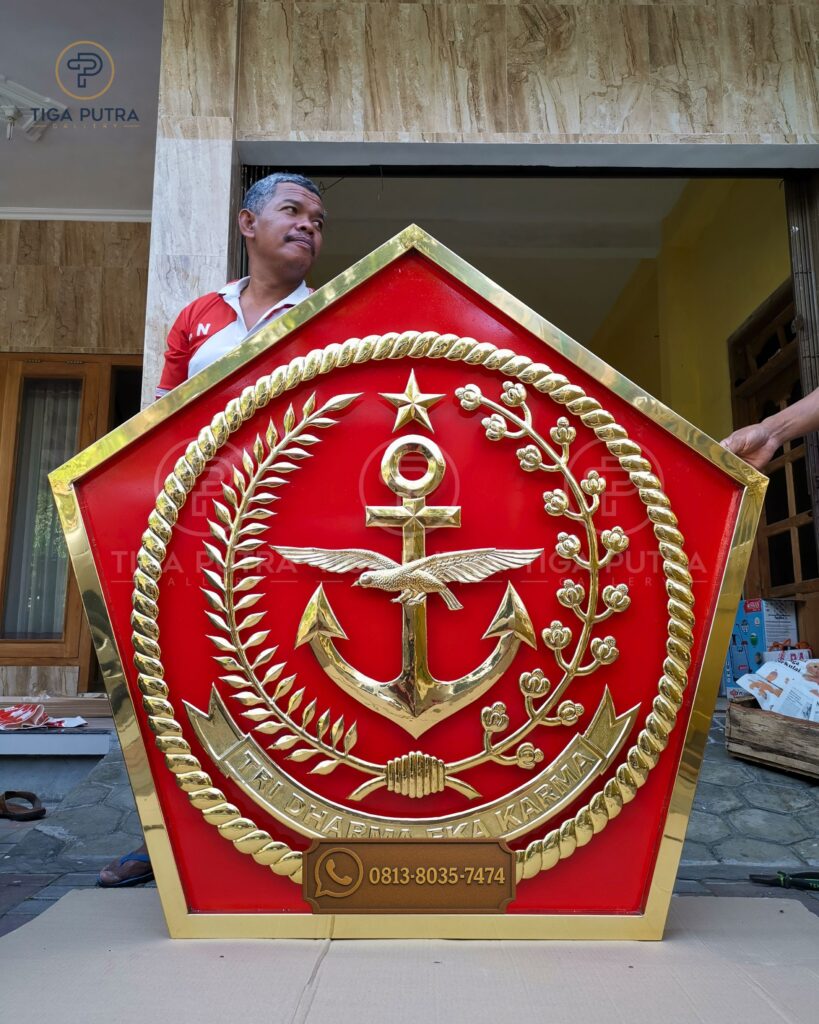 Pengrajin logo TNI kuningan